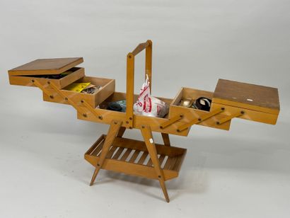Travailleuse ou boîte à ouvrage en bois clair,...