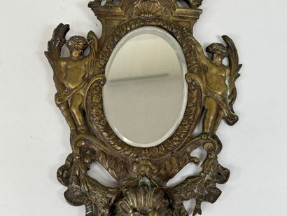 Miroir en bronze ciselé figurant deux angelots,...