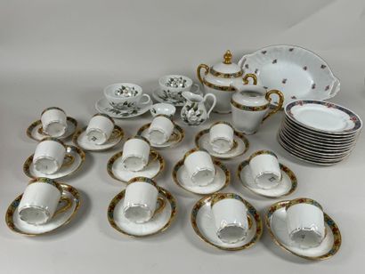 Partie de service à café en porcelaine blanche...