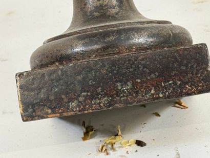 Medici-style cast-iron garden basin.
H. 44...