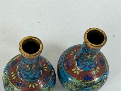 ASIE, XXe.
Paire de petits vases balustre...
