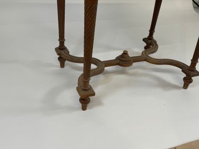 Table en bois mouluré et sculpté, ouvrant...