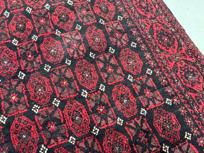 IRAN, XXe.
Tapis en laine nouée main à décor...