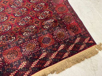CHIRAZ.
Tapis mécanique sur fond rouge à...