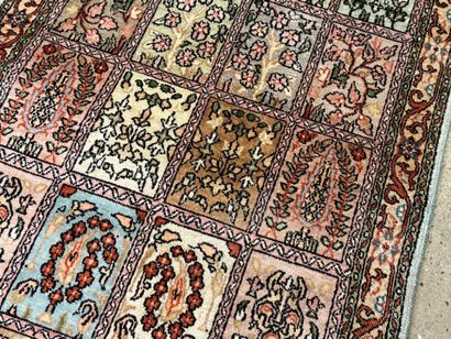 Petit tapis indien en soie à décor de jardins.
100...