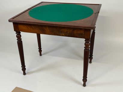 Table à jeux en placage d'acajou ouvrant...