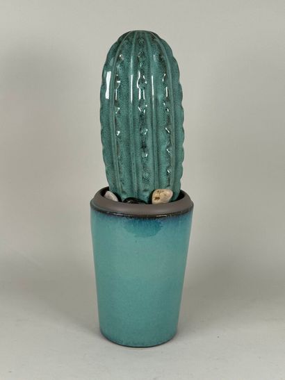 Sujet en céramique émaillée bleue figurant...