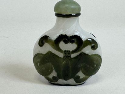 CHINE, XXe.
Tabatière en verre overlay à...