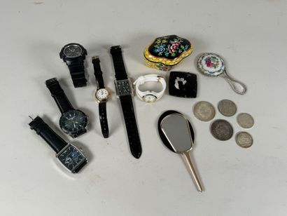 Lot comprenant :
- lot de monnaies en argent...