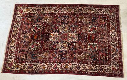 IRAN, XXe.
Important tapis en laine nouée...