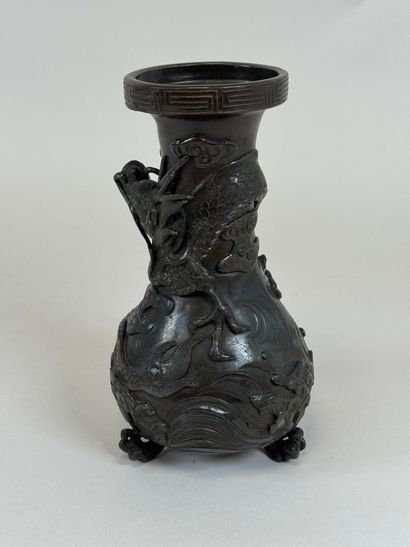 INOCHINE, XXe.
Petit vase balustre en bronze...