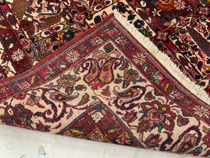 IRAN, XXe.
Important tapis en laine nouée...