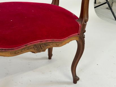 Molded wood bench, red velvet upholstery.
Louis...