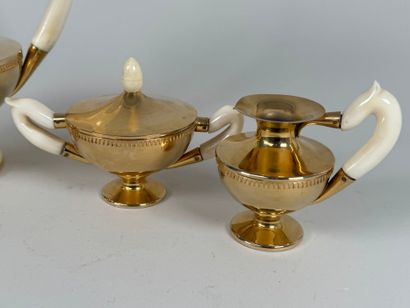 Partie de service à café ou thé en métal...