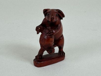 JAPON, XXe.
Netsuke en bois sculpté figurant...