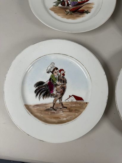 Série de onze assiettes en porcelaine à décor...