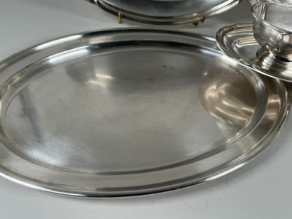 Lot de deux plats de service en métal argenté...