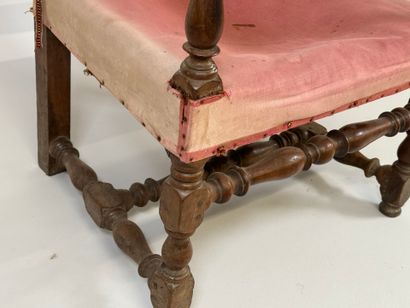 Chaise en bois tourné, le dossier plat et...