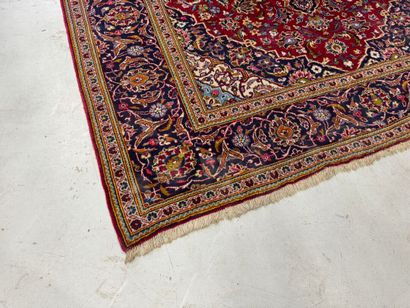 IRAN, XXe.
Important tapis en laine nouée...