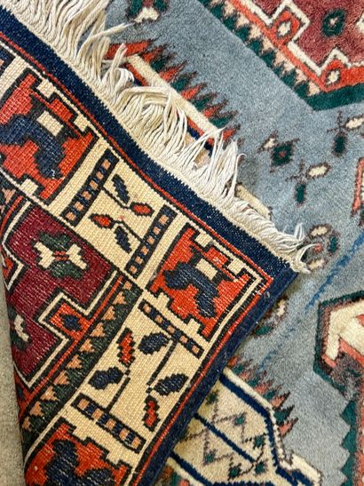Petit tapis d'orient en laine nouée main...