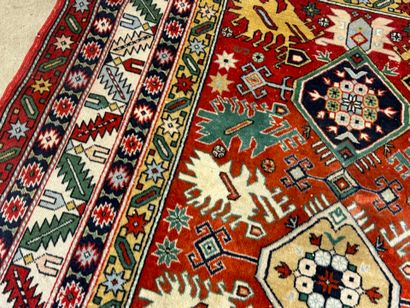 Tapis d'orient en laine nouée main à décor...