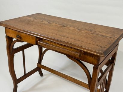 Petit bureau en chêne ouvrant par un tiroir...