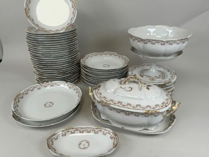Partie de service de table en porcelaine...