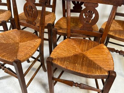 Suite de six chaises en chêne mouluré et...