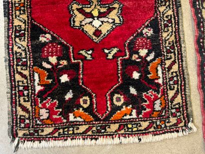 Lot de 3 petits tapis d'orient en laine nouée...