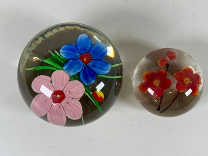Lot de deux boules sulfure presse-papier...