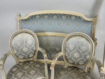 Partie de mobilier de chambre en bois mouluré...