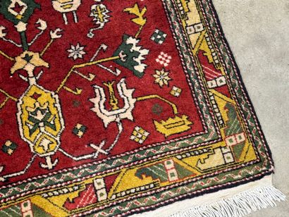 Tapis d'orient en laine nouée main à décor...