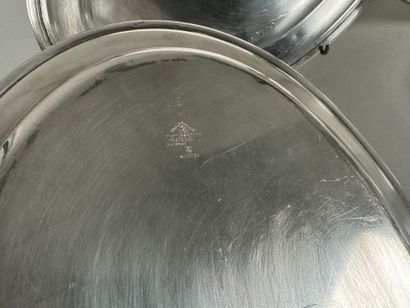 Lot de deux plats de service en métal argenté...