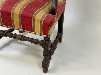 Fauteuil en bois mouluré, tourné et teinté,...