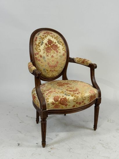 Fauteuil médaillon en bois mouluré, la garniture...