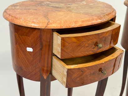 Paire de chevets de forme ovale en bois et...