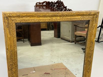 Miroir en bois et stuc doré à décor feuillagé.
97...