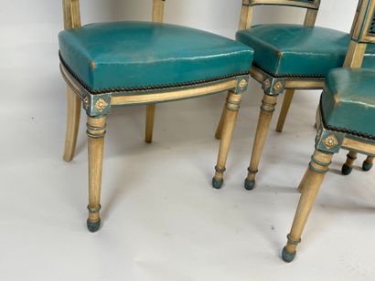 Série de quatre chaises en bois mouluré et...