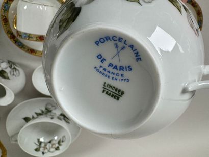 Partie de service à café en porcelaine blanche...