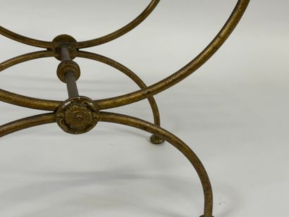 Tabouret curule en métal doré, l'assise ajourée.
45...