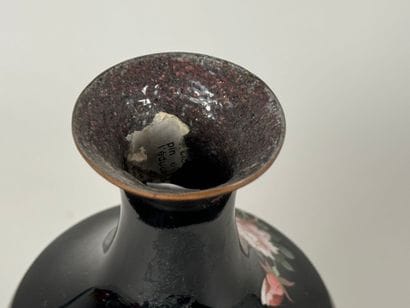 CHINA, 20th century.
Baluster vase in cloisonné...