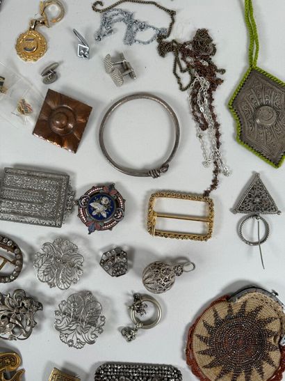 Important lot of brooches, cufflinks, necklaces,...