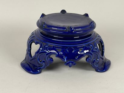 Socle en céramique bleue, le piétement tripode...