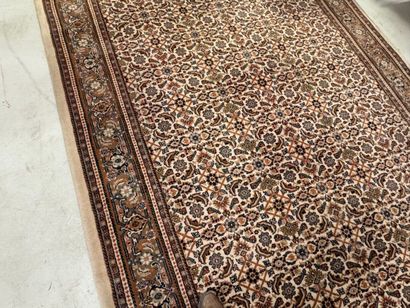 Important tapis en laine nouée main à décor...