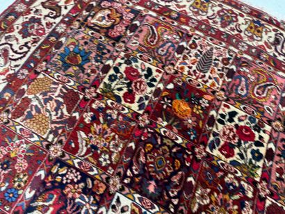 IRAN, XXe.
Important tapis en laine nouée...