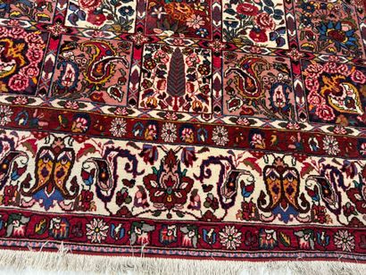 IRAN, XXe.
Important tapis en laine nouée...