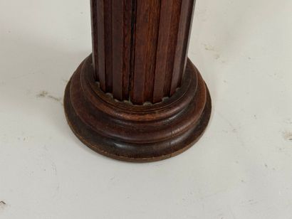 Colonne en bois mouluré, le fut cannelé,...