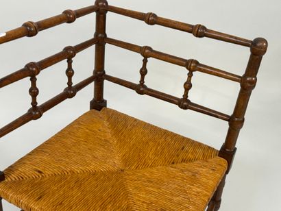 Fauteuil d'angle en bois mouluré, l'assise...
