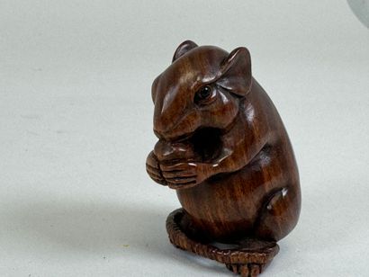 JAPON,XXe.
Netsuke en bois sculpté figurant...