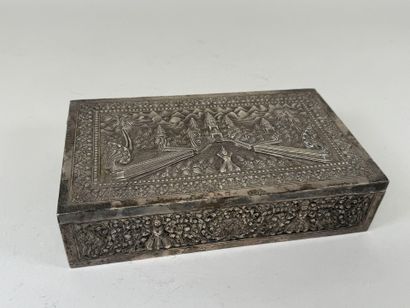 Boite rectangulaire en métal argenté à décor...